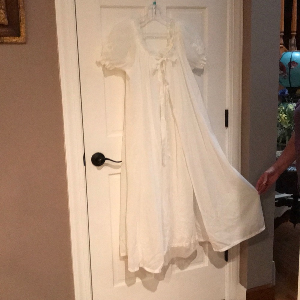 1960s Elegant White Berkshire night gown.
